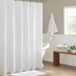 Hampton Park Arlo Shower Curtain In White